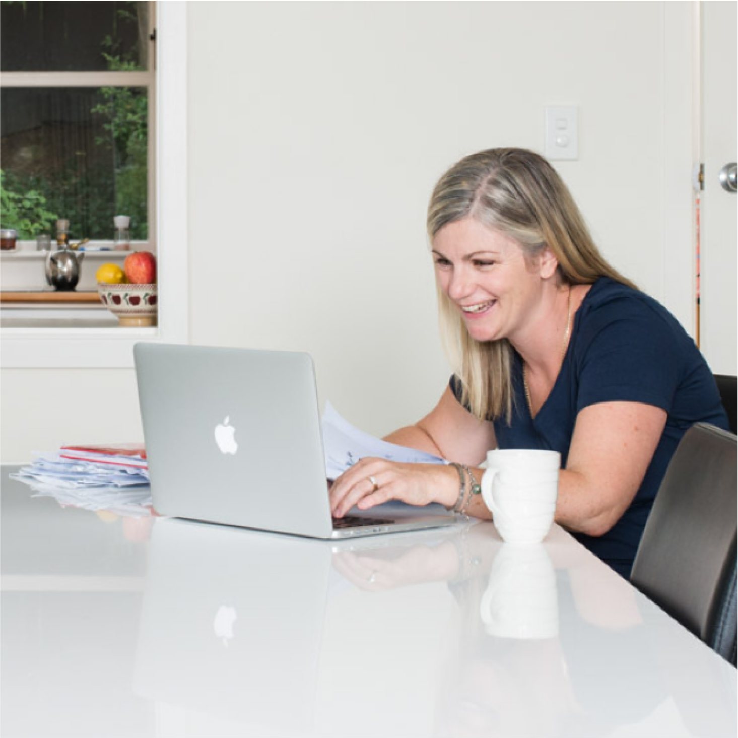 A business owner tackles her financial admin from the kitchen table with Xero.