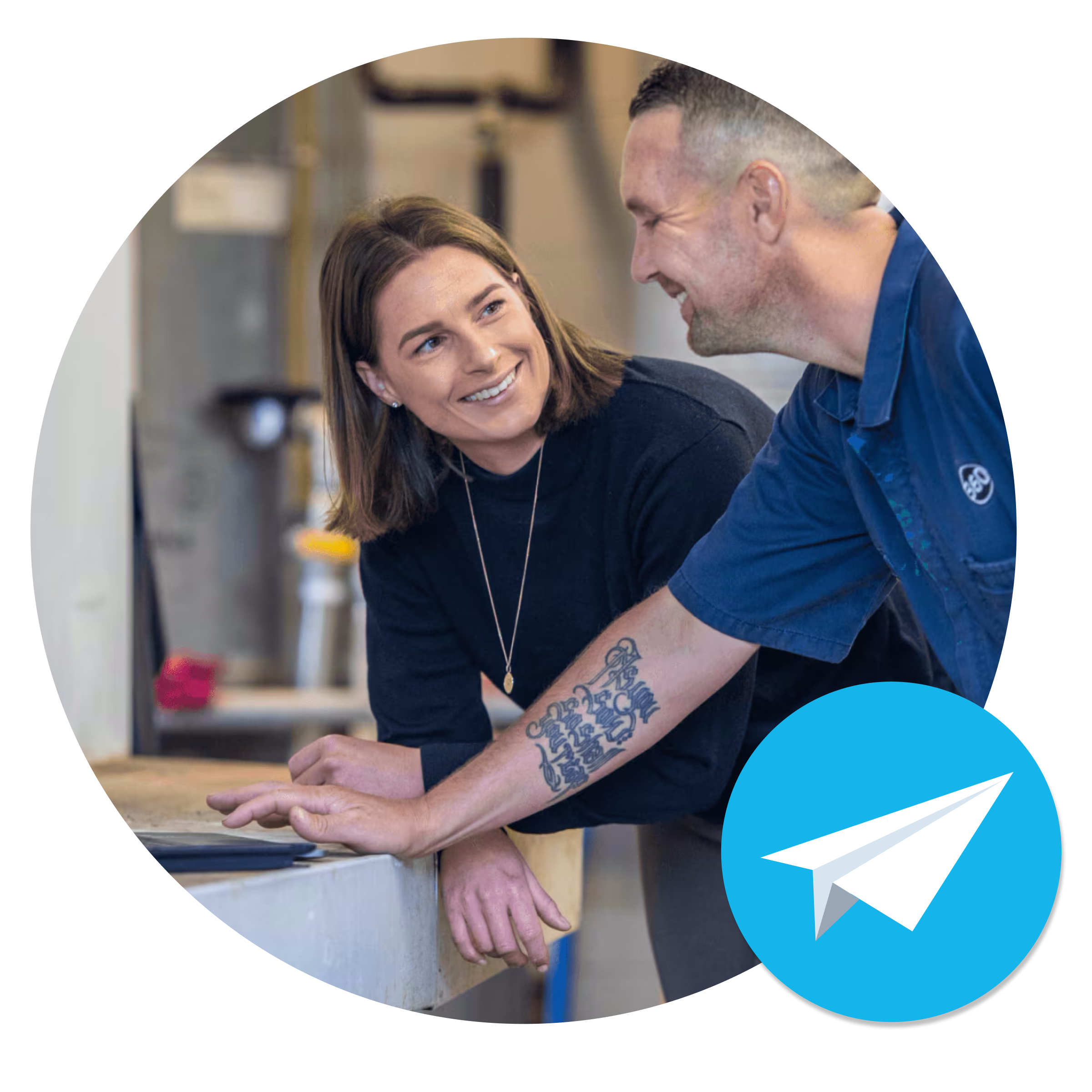 A tradesperson and their colleague smile at how easy it is to create and send online invoices with Xero invoicing software.